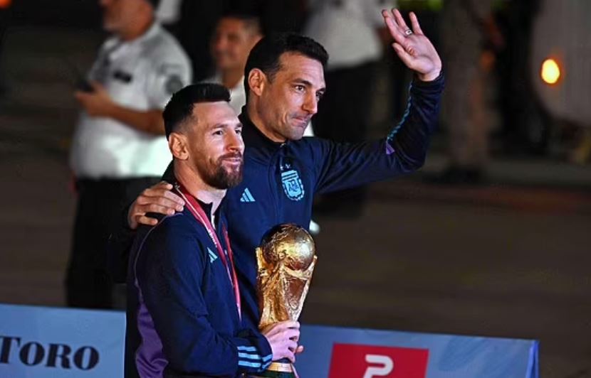 52468-ميسي-يعود-لوطنه-حاملا-كأس-العالم.jpg