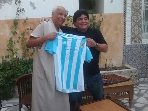 diego-armando-maradona-visito-jpg_600x0.jpg