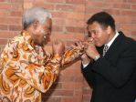 Mohammed-Ali-et-Nelson-Mandela-le-12-mai-2005.jpg