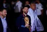 49578-ميسي-يحمل-الكأس.jpg