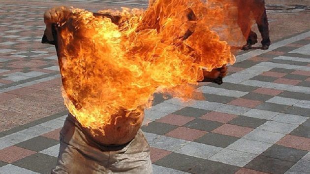 الحمامات : شاب يضرم النار في جسده