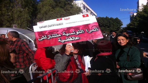 تجمع نسائي أمام التأسيسي للمطالبة باحترام حقوق المرأة في الدستور