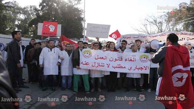 مسيرة حاشدة للأطباء من امام كلية الطب بتونس باتجاه المجلس التاسيسي