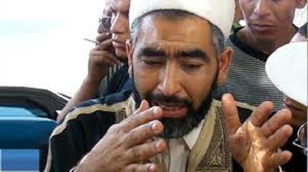 عادل العلمي يجمع 40 شخصا أمام التأسيسي للاحتجاج على الفصل 6 من الدستور