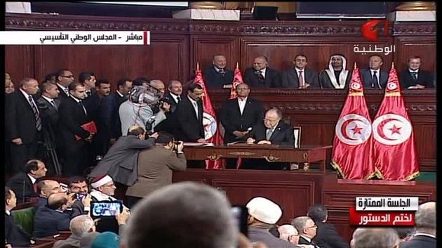 الرؤساء الثلاثة يوقعون على الدستور