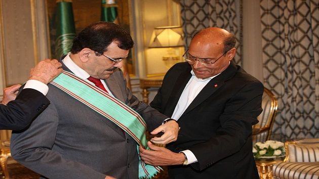 المرزوقي يقلّد رئيس الحكومة المستقيل علي لعريض الصنف الأكبر من وسام الجمهورية