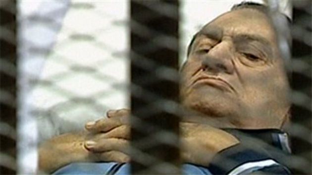 مبارك يصاب بوعكة صحية أثناء محاكمته