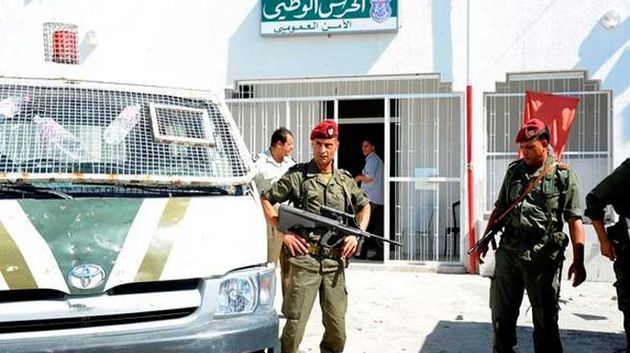 المنصف المرزوقي يزور عوني الأمن المصابين في أحداث قبلي