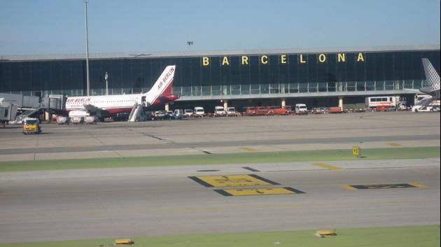 المنتخب التونسي : الأمن الاسباني يقوم بإنزال الوفد من الطائرة في برشلونة