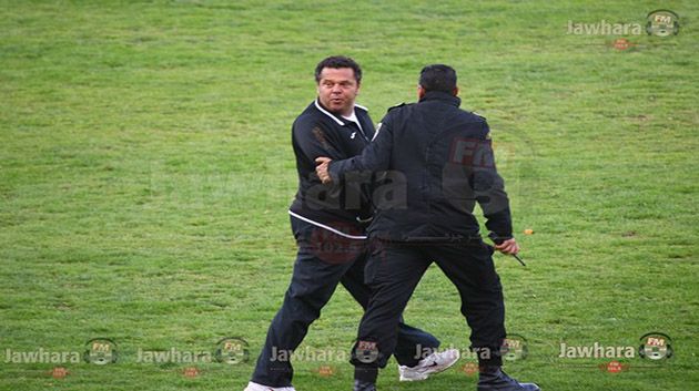 بالصور ماهر الكنزاري و ردة فعله على جماهير النادي البنزرتي 