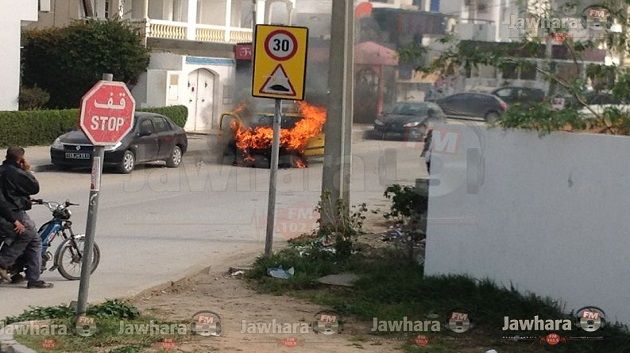 احتراق سيارة أجرة أمام مبنى جوهرة أف أم