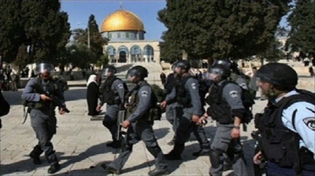 قوات الاحتلال الإسرائيلي تقتحم المسجد الأقصى وتهاجم المصلين