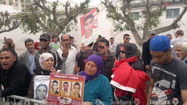 وقفة احتجاجية لعائلات شهداء و جرحى الثورة أمام المجلس التأسيسي