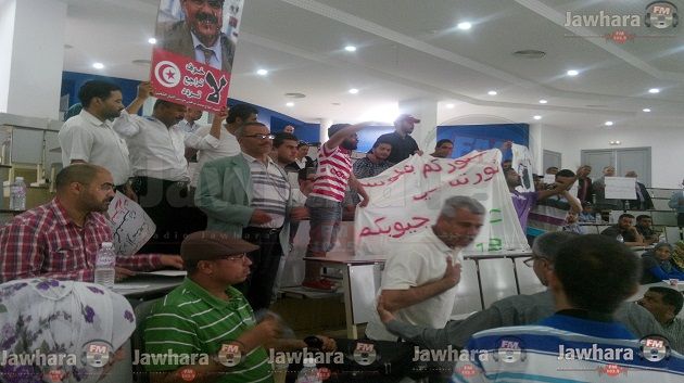 في تظاهرة شهر الدستور بسيدي بوزيد : منع انعقاد الاجتماع وتمزيق نسخ من الدستور