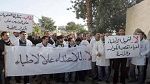 الإعتداء على رئيس قسم التخدير والإنعاش بمستشفى الرابطة أثناء وقفة احتجاجية أمام وزارة الصحة