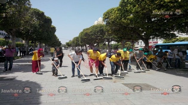 حملة نظافة بشارع الحبيب بورقيبة بالعاصمة