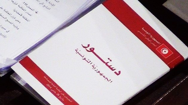 سوسة : محتجون يلقون المقذوفات على نواب التأسيسي في تظاهرة التعريف بالدستور