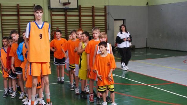 طفل روماني عمره 13 عاما وطوله 2.26 متراً من أبرز المواهب العالمية في كرة السلة 
