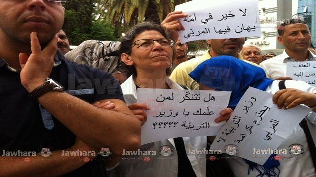 سوسة : المعلمون والنقابيون ينفذون وقفة احتجاجية