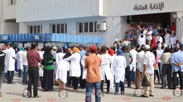 احتجاج اعوان الصحة بالمستشفى الجامعي فطومة بورقيبة بالمنستير وسط امتعاض المرضى