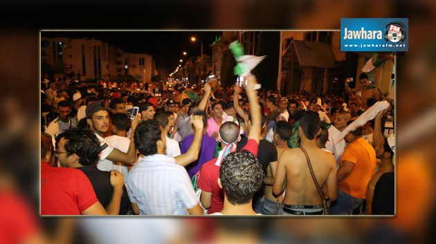   فرحة الجماهير الجزائرية بسوسة بترشح منتخبها للدور القادم