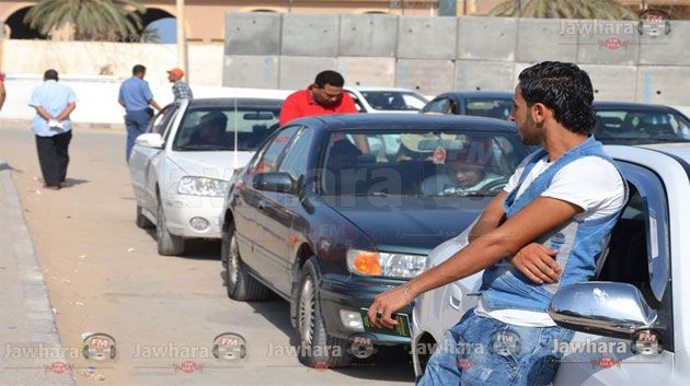 معبرا الذهيبة ورأس الجدير : تواصل تدفق العائلات والمصابين والديبلوماسيين نحو تونس