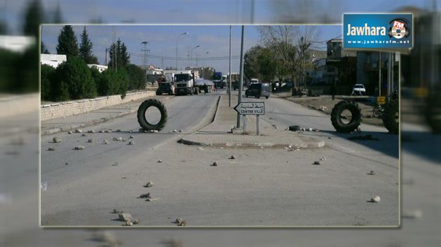 محتجون يغلقون الطريق الرابطة بين قربة ومنزل تميم إثر وفاة طفل في حادث مرور