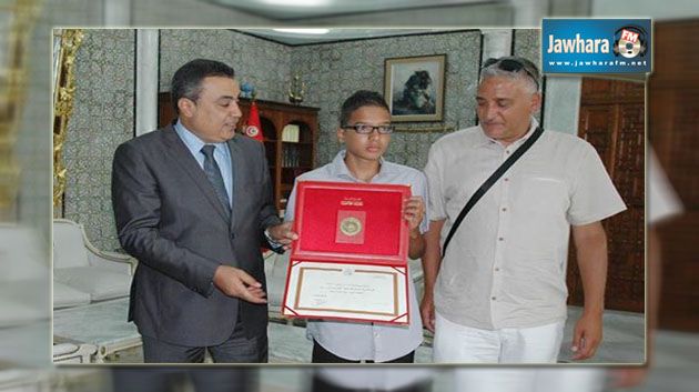 مهدي جمعة يكرم تلميذا حصل على شهادة الباكالوريا بفرنسا وعمره 14 سنة
