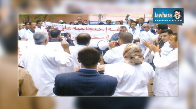 الجم : وقفة احتجاجية للأطباء والممرضين تنديدا بالاعتداء على زميلهم