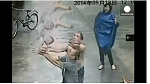 بأعجوبة, شخص في الصين ينقذ رضيعا سقط من الشباك من موت محقق -فيديو