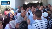 الممرّضون والمواطنون المتواجدون أمام مستشفى الكاف ينفّذون وقفة احتجاجية تضامنا مع عائلات المصابين.