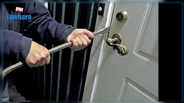 النفيضة : إيقاف 4 أشخاص متورطين في سرقة منزل مواطن بالخارج
