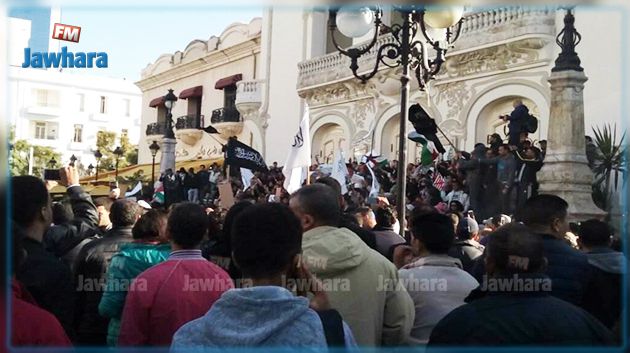 رايات سوداء في وقفة مناصرة للقدس أمام المسرح البلدي!