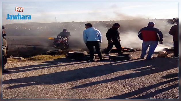 غلق الطريق الرابطة بين الوسلاتية و تونس 