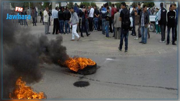 غلق مدخل مدينة ساقية سيدي يوسف الحدودية مع الجزائر 