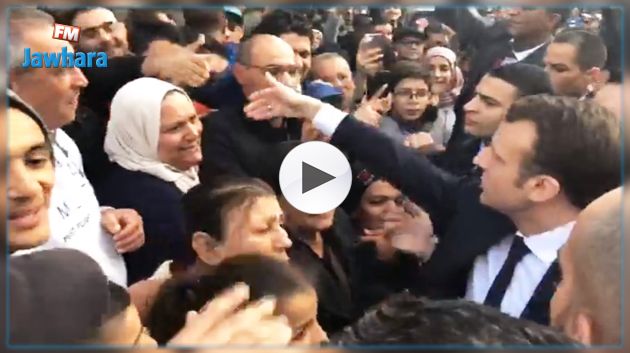 تونسيون لماكرون خلال جولته في البلاد العربي :
