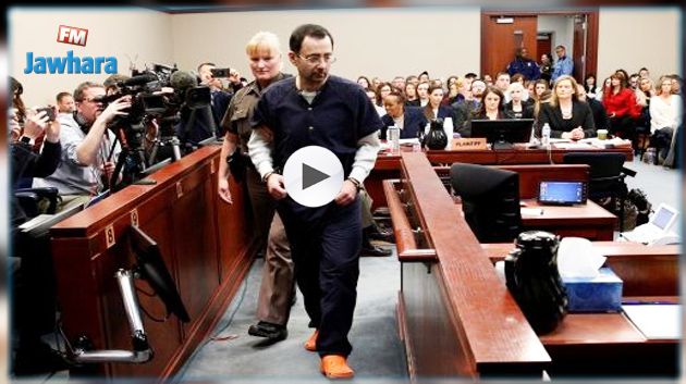 خلال محاكمة طبيب متهم بالتحرش : والد 3 فتيات يفقد أعصابه في المحكمة (فيديو) 