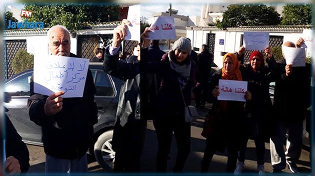 أولياء ينظّمون وقفة مساندة لمديرة مركز رعاية أطفال التوحد أمام المحكمة الابتدائية