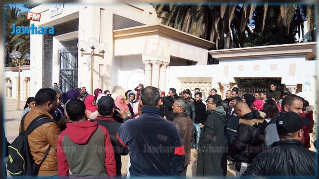 سيدي بوزيد : وقفة احتجاجية لعمال الحضائر أمام مقر الولاية