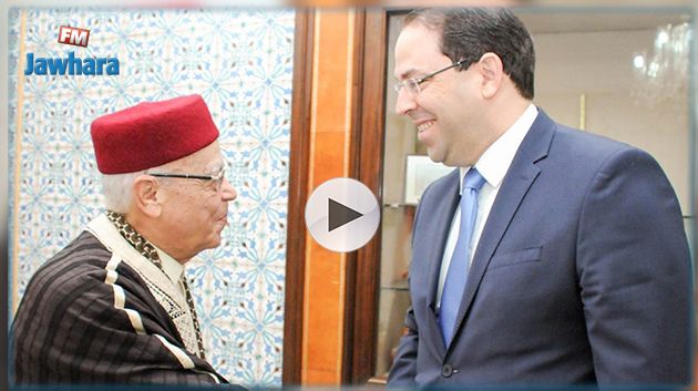 رئيس الحكومة يكرّم عددا من الحرفيين (فيديو) 