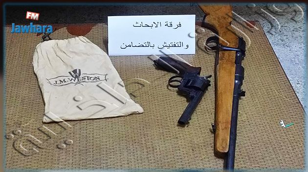  أريانة : حجز مسدّس وبندقية صيد خلال مداهمة منزل