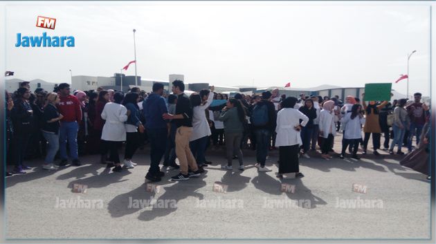 برج السدرية : الطلبة يستقبلون رئيس الحكومة بالاحتجاجات