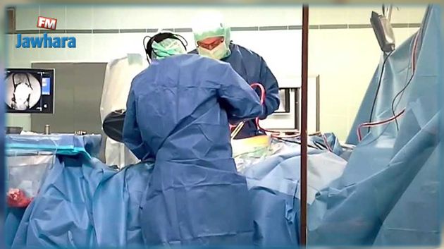 جراح يجري عملية على ساق مريض بدل رأسه