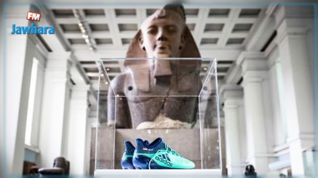حذاء صلاح إلى جانب الآثار الفرعونية في المتحف البريطاني