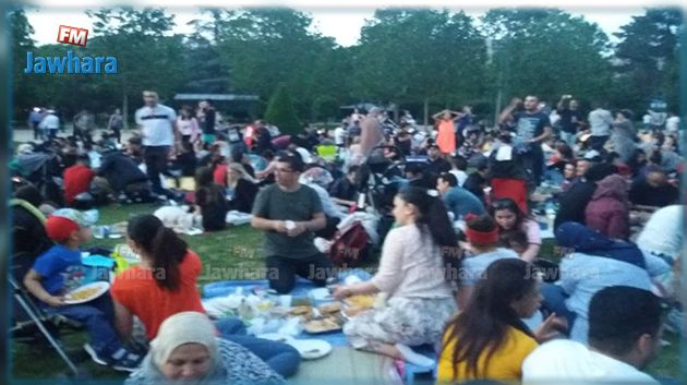 التونسيون في فرنسا يخفّفون قساوة 'الغربة' بإفطار جماعي وسط باريس (صور)