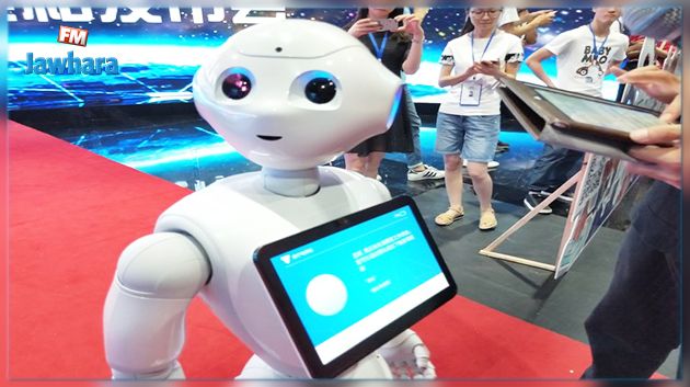 مذيع روبوت يقدم برنامجا على تلفزيون صيني 