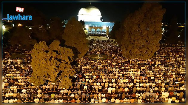بأعداد غفيرة وغير مسبوقة  : القدس يستقبل حشودا من المصلين رغم حواجز الاحتلال