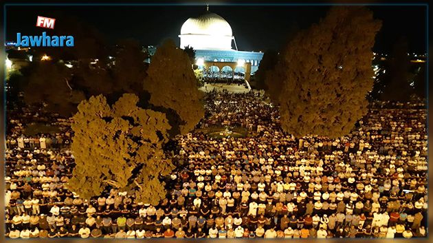 بأعداد غفيرة وغير مسبوقة : القدس يستقبل حشودا من المصلين رغم حواجز الاحتلال