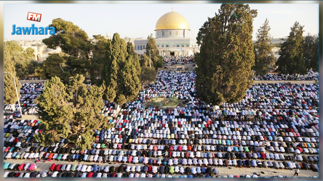 عشرات الآلاف 'يزحفون' إلى القدس و يؤدون صلاة العيد في المسجد الأقصى المبارك