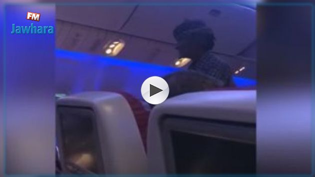 فيديو غريب : متسوّل داخل طائرة!